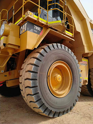 Pneus 27.00R49, 37.00R57, 50 / 80R57 Luan Giant Otr pour camions bennes rigides Cat en Australie