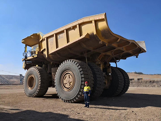 excellente performance du plus grand pneu luan de terrassement 59 / 80r63 fonctionnant sur les mines de charbon