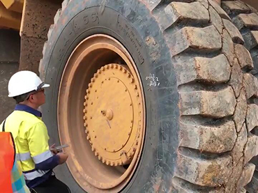 Les ingénieurs techniques de haian ont fourni un service d'entretien des pneus sur le terrain