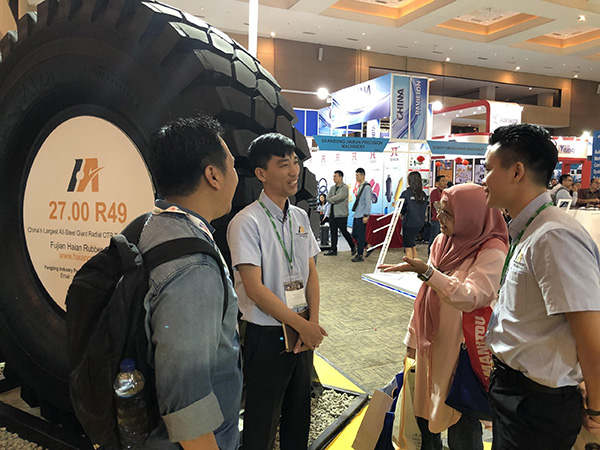 luan géant pneus otr montrés dans l'industrie minière indonésie 2019