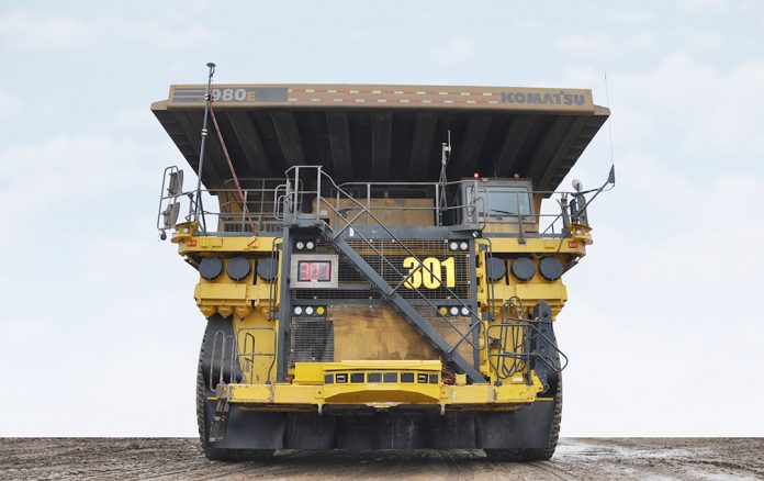 Un énorme camion autonome Komatsu commence à travailler dans les sables bitumineux du Canada