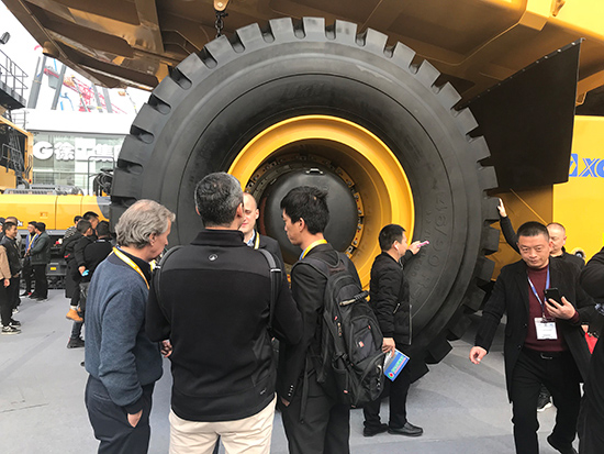 des pneus luan 46 / 90r57 otr sélectionnés pour équiper un camion xcmg de 240 tonnes pour le salon bauma